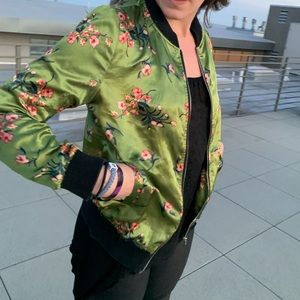 🤩 super cool satin green bomber jacket